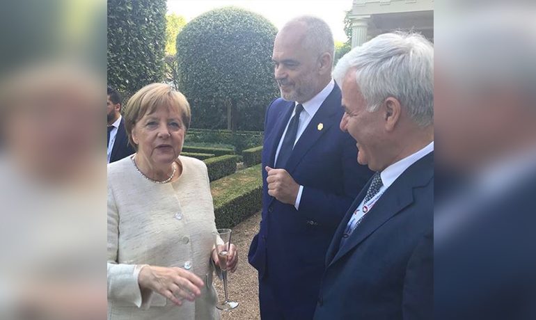 “ME NJË GRUA TË MREKULLUESHME”/ Rama një gotë me Angela Merkel… (FOTO)