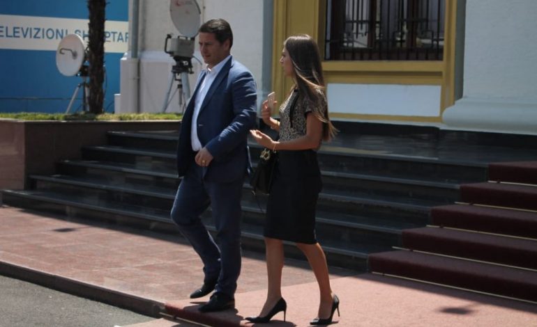 KUVENDI PËRTEJ KAMERAVE/ Nga buzëqeshja e Kumbaros, tek miqësia Reme Lalës me… (FOTOT)