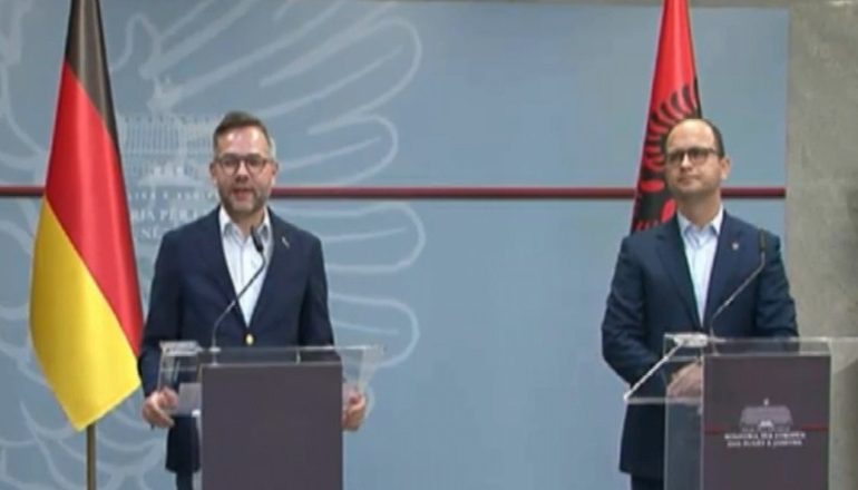 MINISTRI GJERMAN NË SHQIPËRI: Emigrantët, jo kusht për Shqipërinë! Opozita të votojë “Magjistratët”