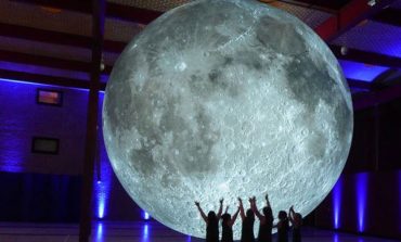 “Zhduket” Hëna, posta humbet strukturën gjigante