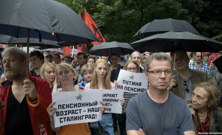RUSI/ Mijëra njërëz protestojnë kundër rritjes së moshës së pensionimit