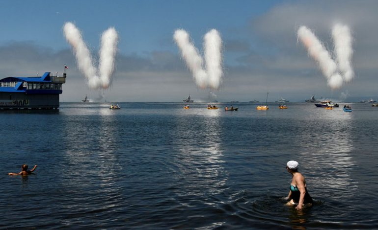 PARADA SPEKTAKOLARE/ Putin tregon forcën në “Ditën e Marinës”, mbi 40 anije LUFTARAKE… (FOTOT)