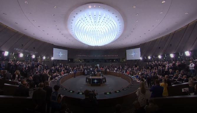 SAMITI I NATOS NË BRUKSEL/ MAQEDONIA merr ftesën për anëtarësim në NATO
