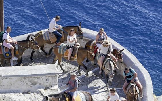 NDODH NË SANTORINI/ Gomerët përdoren si taksi, ja arsyea…