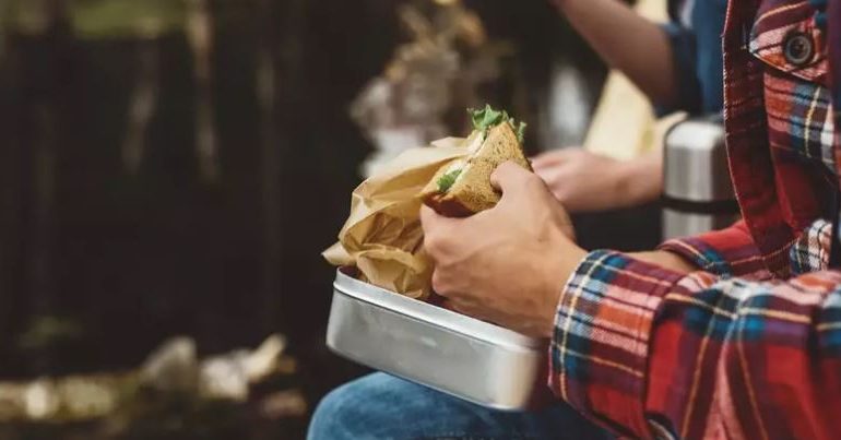 Punonjësi i fast food-it helmon kolegun me sanduiç, mister 21 vdekje të tjera