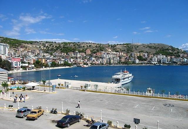KOMENTET/ Turisti hungarez: Vij çdo verë në Sarandë, shqiptari: Është bërë m*t kudo