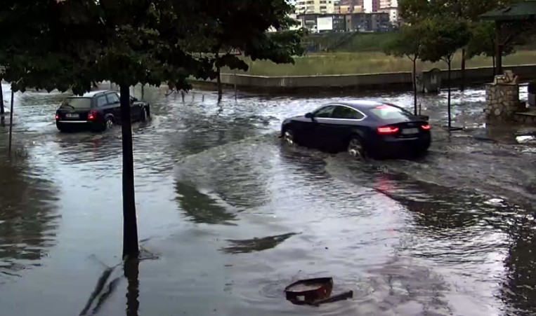 “SHI NË PLAZH”/ Shqipëria prej orësh nën pushtetin e “KAPRIÇOVE TË MOTIT”… (FOTOT NGA QYTETET)