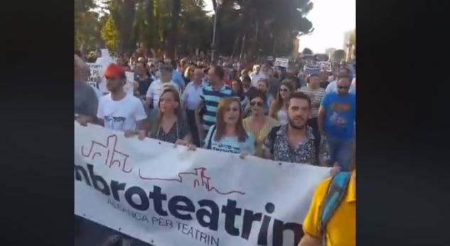 PROJEKTLIGJI I TEATRIT TË RI/ Protesta e aktorëve dhe Opozitës: Nuk ka EUROPË pa…