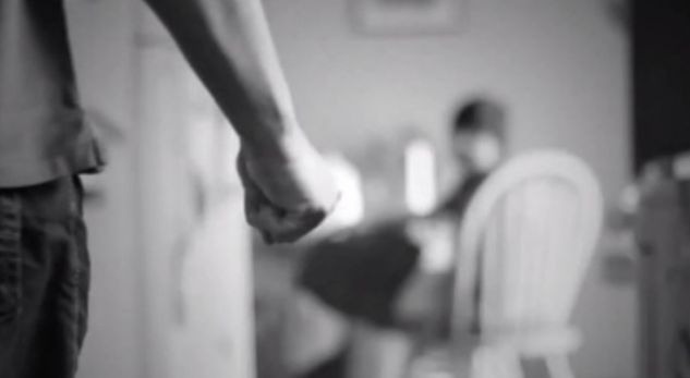 “MË RRIHTE ME RRIPIN E PANTALLONAVE”/ Vajza nga Tirana rrëfen TMERRIN: Dridhesha sapo babai hynte në shtëpi…