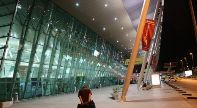 AVIONI NGA TIRANA PËSON DEFEKTE NË AJËR/ Pasagjerja tregon momentet e frikës: Ju lutem… (FOTO)