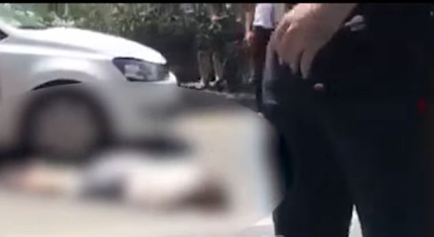 “Çojeni mo te spitali”/ Shikoni si njerëzit kërkojnë ndihmë për kalimtaren e aksidentuar në Laprakë (VIDEO)