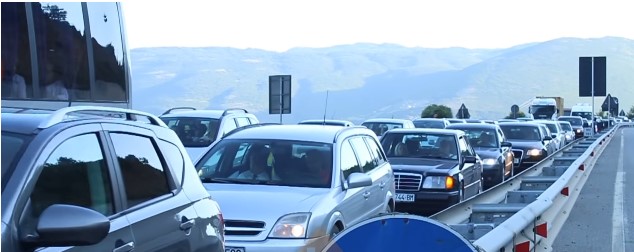 TRAFIK I RËNDUAR NË RRUGËN E KOMBIT/ Ja PAMJET e gjendjes së sotme. Makinat në radhë për…