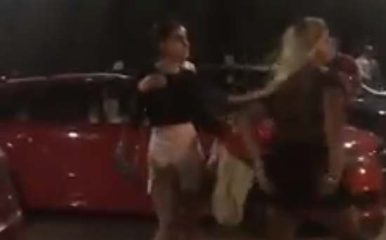 “O të shklyj a more vesh, të q****a”/ Sherri MASIV me vajzat SHQIPTARE. Pas “harbimit” në lokal… (VIDEO)