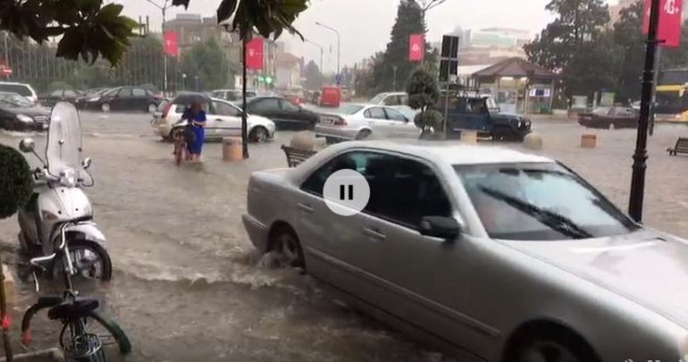 SITUATE APOKALIPTIKE NE SHKODER/ Përmbytet pedonalja, kalimtarët bllokohen në rrugë… (VIDEO)