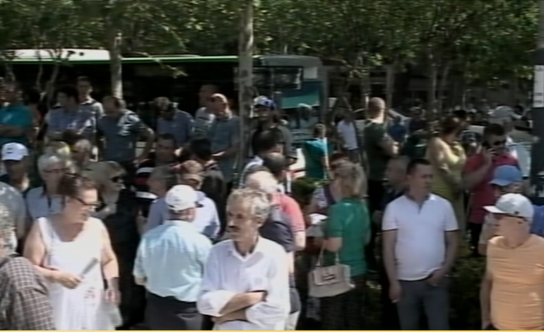 PROTESTA PËR TEATRIN/ Njerëzit e grumbulluar përballë Kuvendit: Apel për qetësi dhe jo…