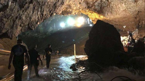 DJEMTË E NGECUR NË SHPELLË/ Nxirren pas 17 ditësh të gjithë fëmijët, ngelet vetëm trajneri