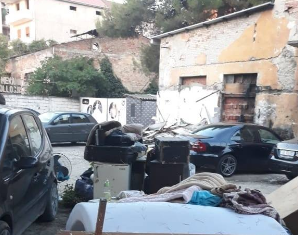 I PRISHIN KASOLLEN KU JETONIN/ Çifti nga Tirana në “qiell të hapur”: Nuk kemi ku të fusim kokën