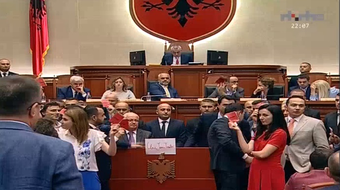 PLAS NË SEANCËN MARATONË TË KUVENDIT/ Spaho nuk LIRON foltoren e Kuvendit. Deputetet e PD pas tij…