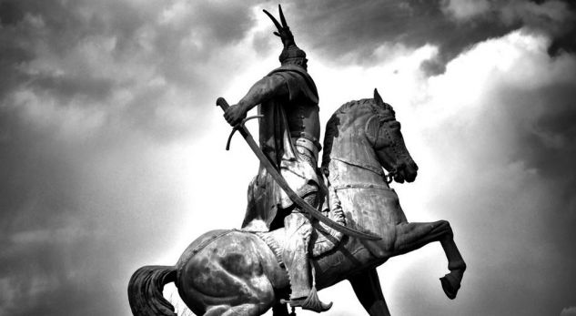 VITI I SKËNDËRBEUT/ Ulqini do të ketë statujën e heroit kombëtar të Shqipërisë. Ministria malazeze…