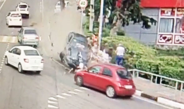 E RËNDË/ Makina merr para këmbësorët, HUMB jetën një person (VIDEO)