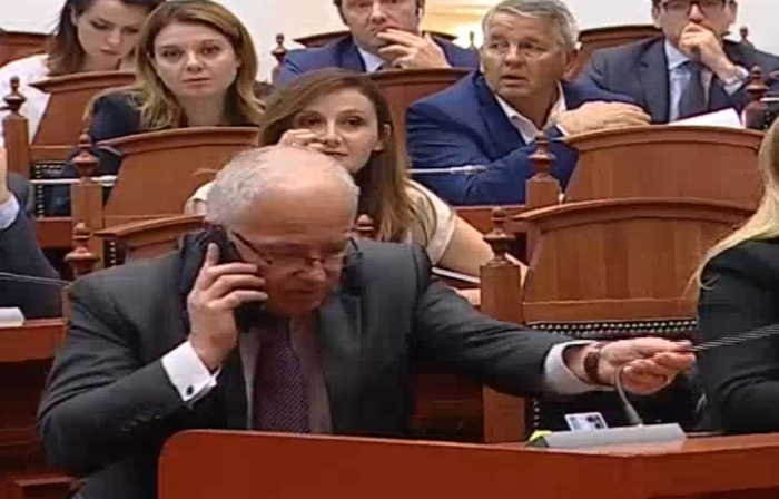 NDODH NË KUVEND/ Me mikrofon hapur, Spaho “KAPET MAT” duke marr porosinë: Po nuk e tërhoqi…