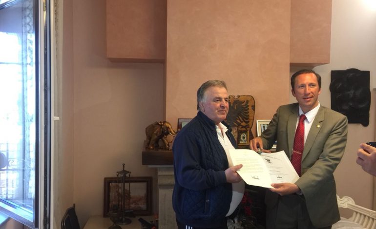 Deputeti Stërkaj pas daljes nga spitali merr çmim nga Donald Trump. Ja motivacioni