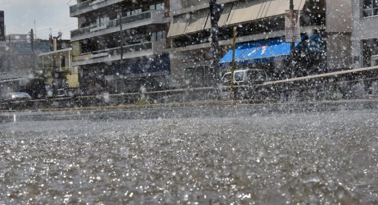 SITUATË APOKALIPTIKE NË GREQI/ Pas zjarreve, PËRMBYTEN rrugët në Athinë (FOTO+VIDEO)