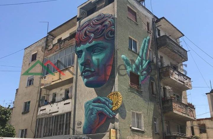 “STREET ART-I” i ndryshon pamjen Urës Vajgurore. Turistët mrekullohen nga gjetja interesante