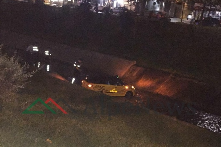 E PAZAKONTË NË TIRANË/ Taksia BIE në lumin e Lanës. Dyshohet se… (FOTO)