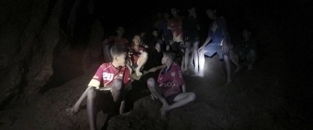 12 fëmijët e bllokuar në shpellë letër prindërve: Mos u shqetësoni, mësues….