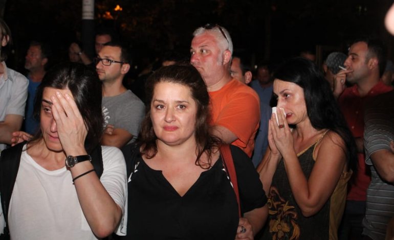 “LOT DHE TRISHTIM”/ Qeveria voton shembjen e Teatrit, Shikoni çfarë ndodhi jashtë Kuvendit… (FOTO)