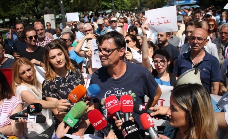 PROTESTA PËR TEATRIN/ Aktori Neritan Liçaj: Kërkojmë kthimin pas të projektligjit për godinën