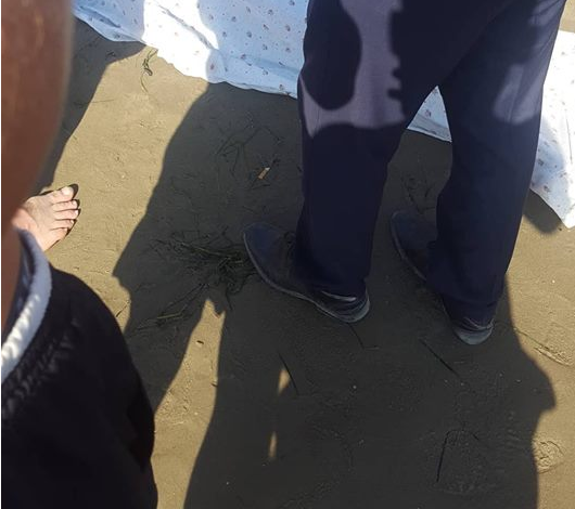 NJË TJETËR VIKTIMË E DETIT/ Mbytet tek “Shkëmbi i Kavajës” një person. Dëshmitari: U tmerruam! Polices femër i ra… (FOTO)