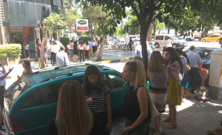 “TËRMETI QË TUNDI VENDIN”/ Komentet e qytetarëve pas panikut. Nga: “Skemi bukë dhe ky na duhet…” tek “Përfunduam në…” (FOTO)