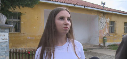 VAJZA ME VENDLINDJE GABIM NË CERTIFIKATË/ Gjimnazistja: Rrezikoj të mbetem pa shkollë nga…