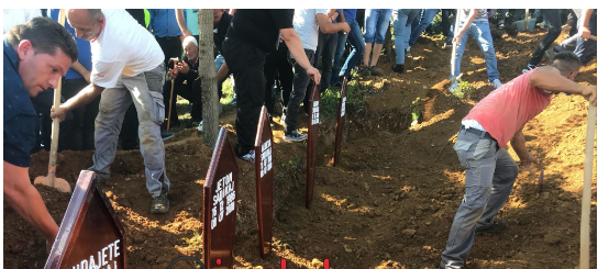U SHUAN NË AKSIDENTIN FATAL/ Varrimi i PESË anëtarëve të familjes Sadikaj përmes FOTOVE të TRISHTA…