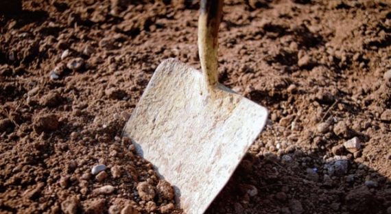 Varri i ri që NGRITI DYSHIMET e banorëve të fshatit/ Si u GROPOS pas vrasjes në mes të natës i riu nga Laçi…