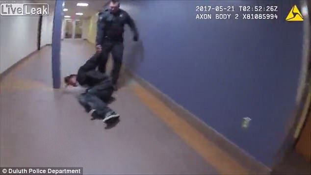 Polici tërheq të arrestuarin nëpër dysheme dhe i përplas kokën në derë
