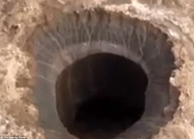 Fenomeni i çuditshëm, hapet vrima gjigande në tokë(VIDEO)