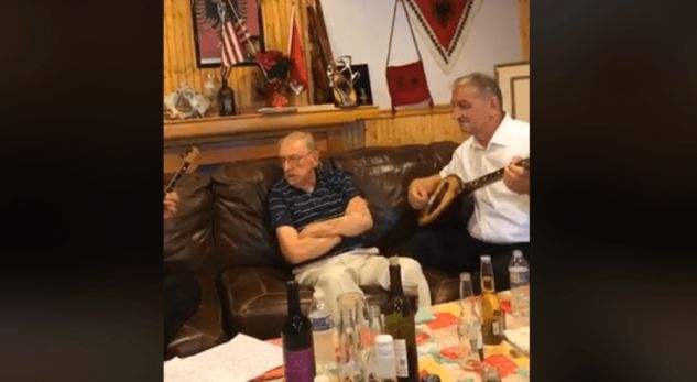 Shqiptarët e Amerikës presin William Walker me tingujt e “Këngës së Reçakut”