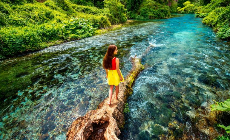 VIZITO SHQIPËRINË/ Syri i Kaltër si destinacion turistik tranzit midis Sarandës dhe Gjirokastrës