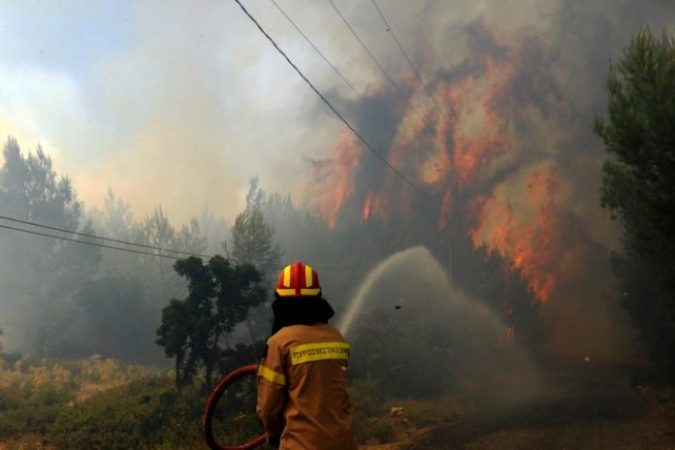 Vala e të nxehtit godet Greqinë, pyjet në perëndim të Athinës”pushtohen” nga zjarret