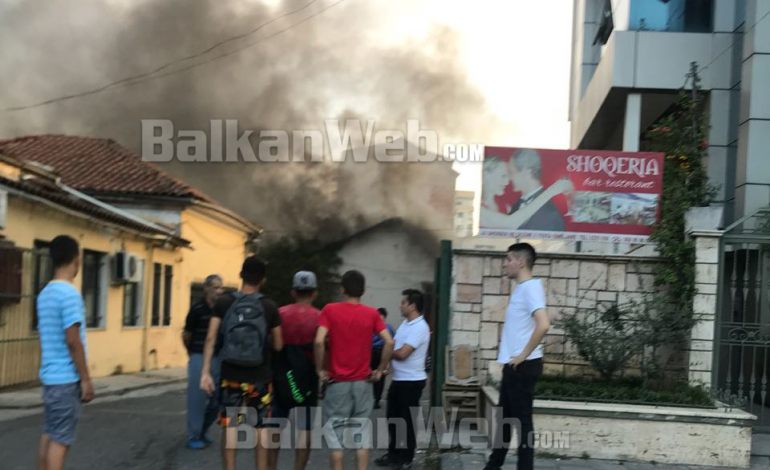 PËRFSHIHET NGA FLAKËT MAGAZINA NË TIRANË/ Dalin PAMJET: Tym i zi dhe… (FOTO)
