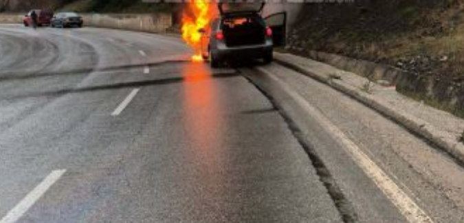 MAKINA PËRFSHIHET NGA FLAKËT/ Po zbriste në kthesat tek Qafa e Thanës kur…