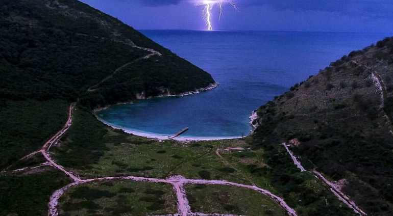 PAMJET SPEKTAKOLARE/ “Një rrufe në qiell të hapur”. Ja si duket Gjiri i Kakomesë kur… (FOTO)