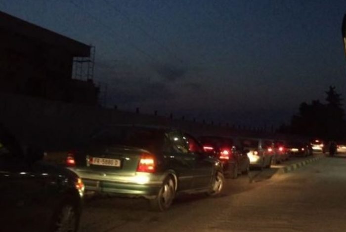 E DIELA E “PLAZHIT”/ Trafik i rënduar në autostradë. Radha KILOMETRIKE e makinave krijon…