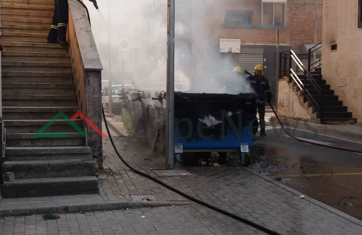 E FUNDIT/ FOTO: Flakët shkrumbojnë “21 Dhjetorin”. Banorët në alarm nga zjarri i madh