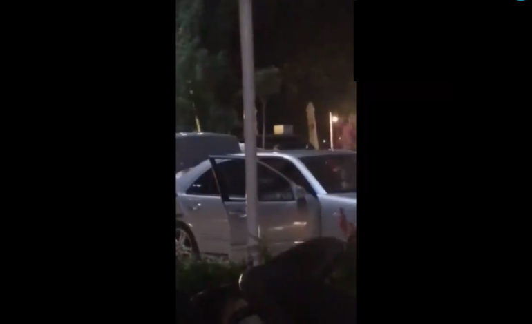 “PSE MË ZURE RRUGËN”/ Grusht dhe shqelma në Durrës vetëm për… (VIDEO)