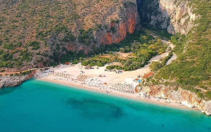 FOTO: Ja si duken ÇADRAT nga lartësia në Gjipe. Turistët e rinj të mrekulluar për plazhin