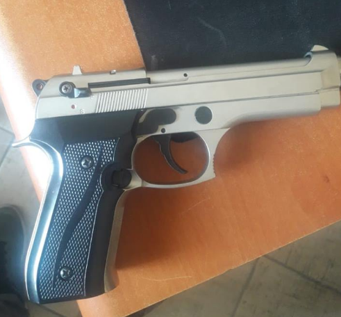 I VODHI PORTOFOLIN DHE I DREJTOI PISTOLETËN/ Kush është 35 vjeçari nga Vlora që u kap sot (FOTO)